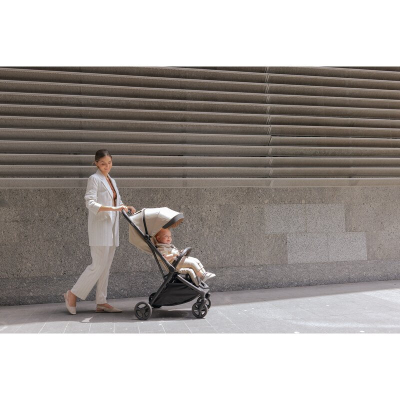 Carucior sport, Jane, Clap, Sistem compact de pliere care permite transportul caruciorului la bordul aeronavei, Cadru din aluminium, De la nastere pana la 26Kg, Conform cu standardul european EN 1888-2:2018+A1:2023, Desert