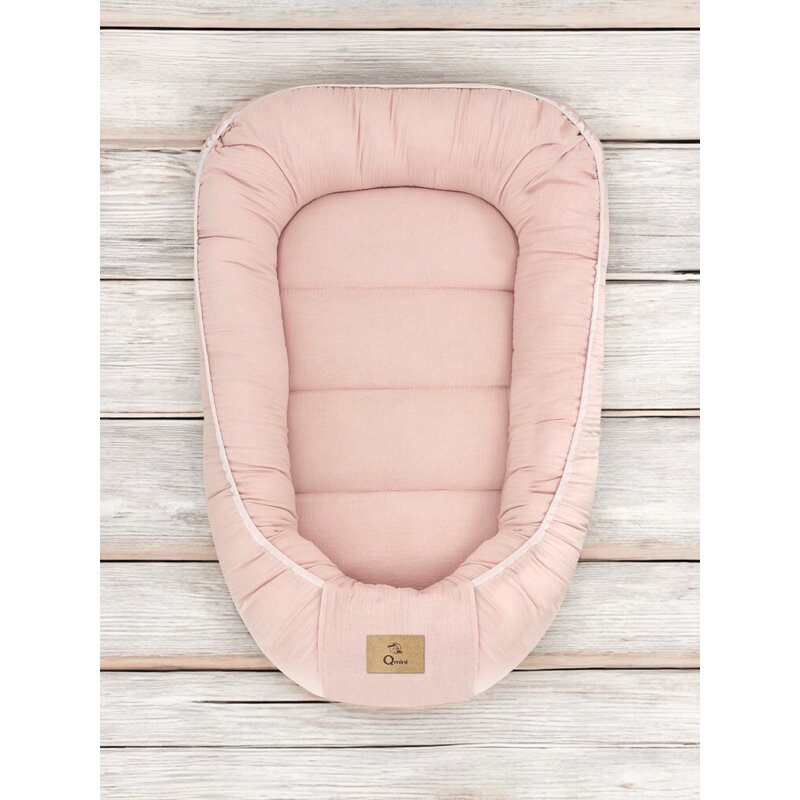 Cosulet bebelus, Qmini, Pentru dormit, Baby Nest 55 x 75 cm, Husa 100% muselina dubla, Material certificat Oeko Tex Standard 100, Powder Pink