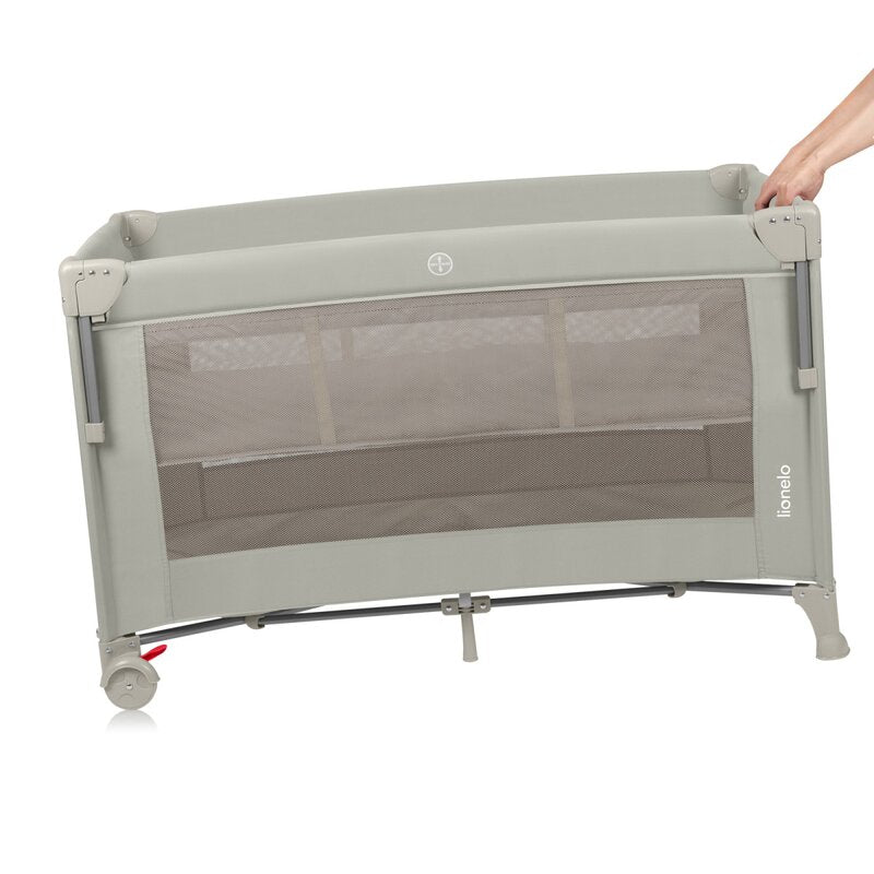 Patut pliant multifunctional, Lionelo, Ellen, Cu laterala culisanta, Nivel suplimentar, Intrare laterala cu fermoar, 2 roti, Saltea pliabila si geanta de transport incluse, 0- 36 luni, Pana la 15 kg, 120x60 cm, Conform cu EN 716, Bej