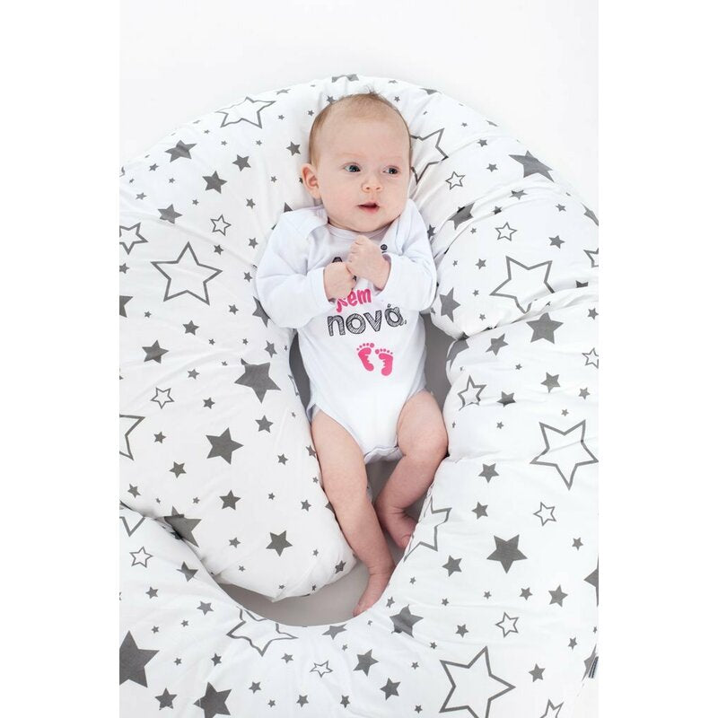 Perna alaptare, New Baby, Cu husa detasabila, In forma de C, Bumbac, Diametru 16 cm, Lungime in jurul circumferintei 285 cm, 100% antialergic, Stars Grey