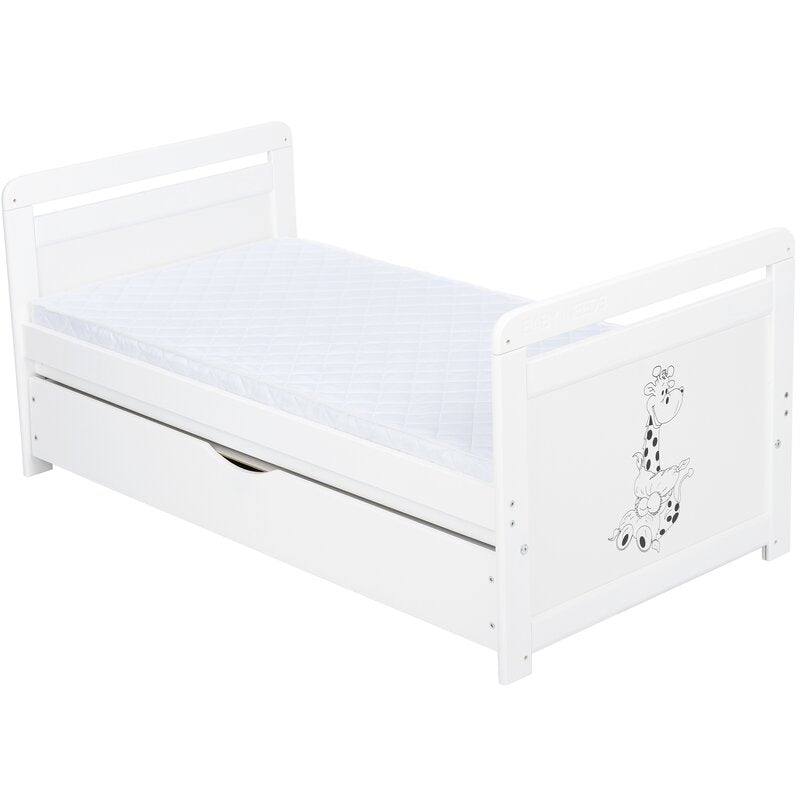 Patut din lemn bebe, Transformabil si pentru junior, 120x60 cm, Cu sertar cu capac, Din pin si mdf, Stabil si rezistent, Inaltime saltea reglabila pe 3 nivele, Laterala cu 3 bete detasabile, EN716-1, EN16-2, Alb, Babyneeds, Nadia II, Girafa