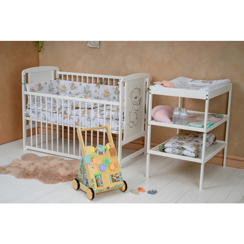 Patut din lemn bebe, 120x60 cm, Cu laterala culisanta, Din lemn de pin si mdf, Stabil si rezistent, Inaltime saltea reglabila pe 3 nivele, Laterala cu 3 bete detasabile, EN716-1, EN716-2, Alb, Babyneeds, Timmi