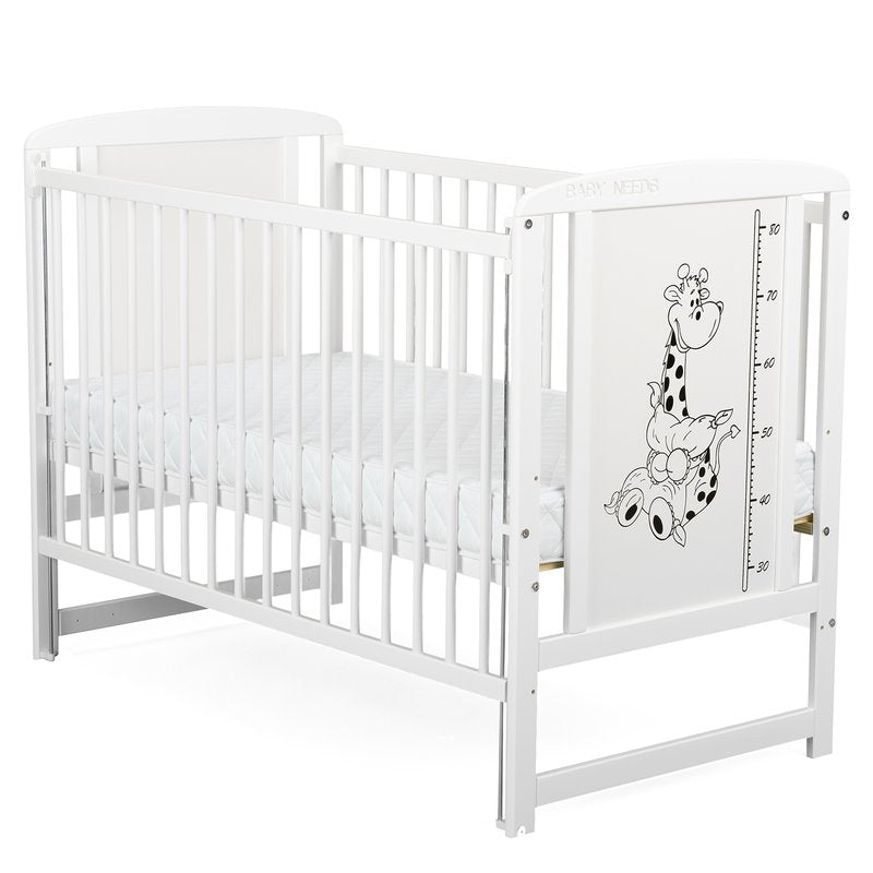 Patut din lemn bebe, 120x60 cm, Cu laterala culisanta, Din lemn de pin si mdf, Stabil si rezistent, Inaltime saltea reglabila pe 3 nivele, Laterala cu 3 bete detasabile, EN716-1, EN716-2, Alb, Babyneeds, Timmi Girafa