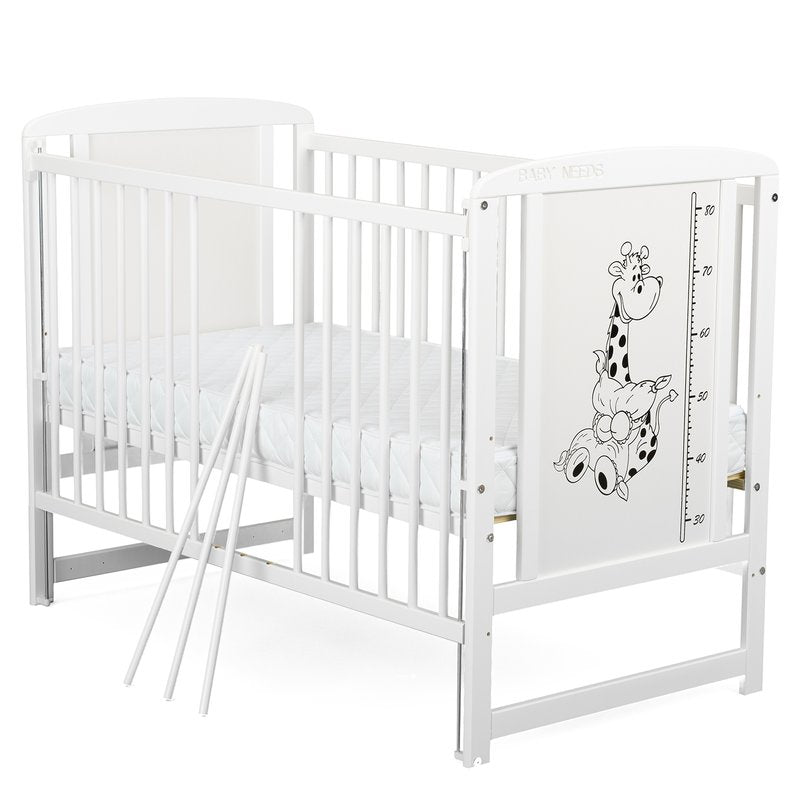 Patut din lemn bebe, 120x60 cm, Cu laterala culisanta, Din lemn de pin si mdf, Stabil si rezistent, Inaltime saltea reglabila pe 3 nivele, Laterala cu 3 bete detasabile, EN716-1, EN716-2, Alb, Babyneeds, Timmi Girafa