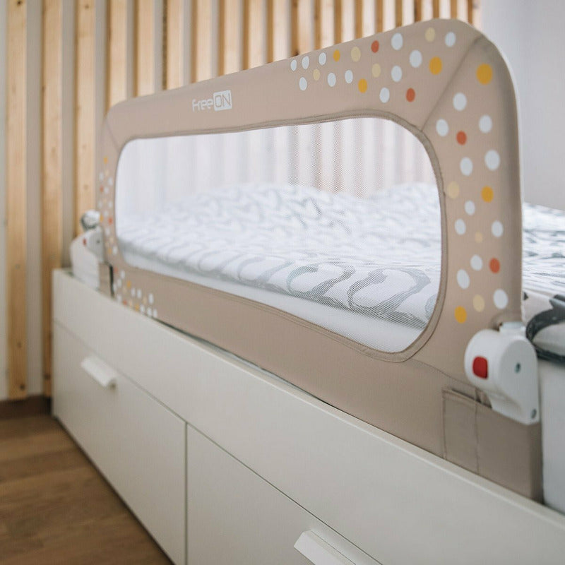 Protectie laterala pat, FreeON, Pentru bebe, Rabatabila, Instalare usoara, Dimensiune 135 x 57 cm, Little Dots, Conform cu standardul european BS7972:2001+A12009, Beige