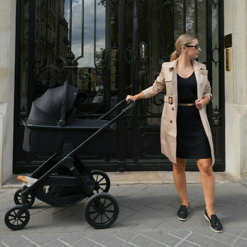 Carucior 2 in 1, Lionelo, Layla, Pana la 22 kg, Cadru aluminiu, Cu landou intarit si salteluta din spuma AirDots, Reversibil, Cu ventilatie 3D, Cu accesorii, EN1888-1-2, EN1466, Maro