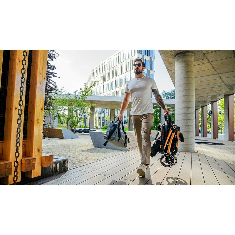 Carucior sport, Lionelo, Ingrid, Capotina impermeabila cu filtru UPF50+, Pana la 22 Kg, Spatar reglabil in 3 pozitii, Include suport pahar si plasa de tantari, Sistem pentru pliere automata, 6 luni+, Negru