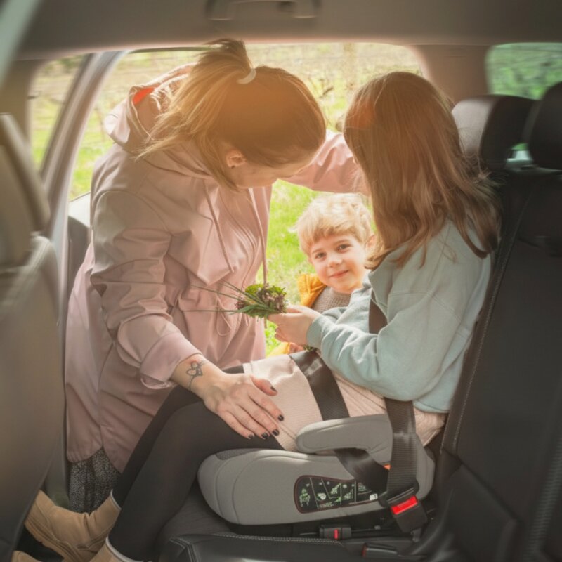 Inaltator auto, Petite&Mars, Optimus Pro, I-size, 125- 150 cm, 22-36 kg, Cu isofix, Forma ergonomica, Husa detasabila, Negru