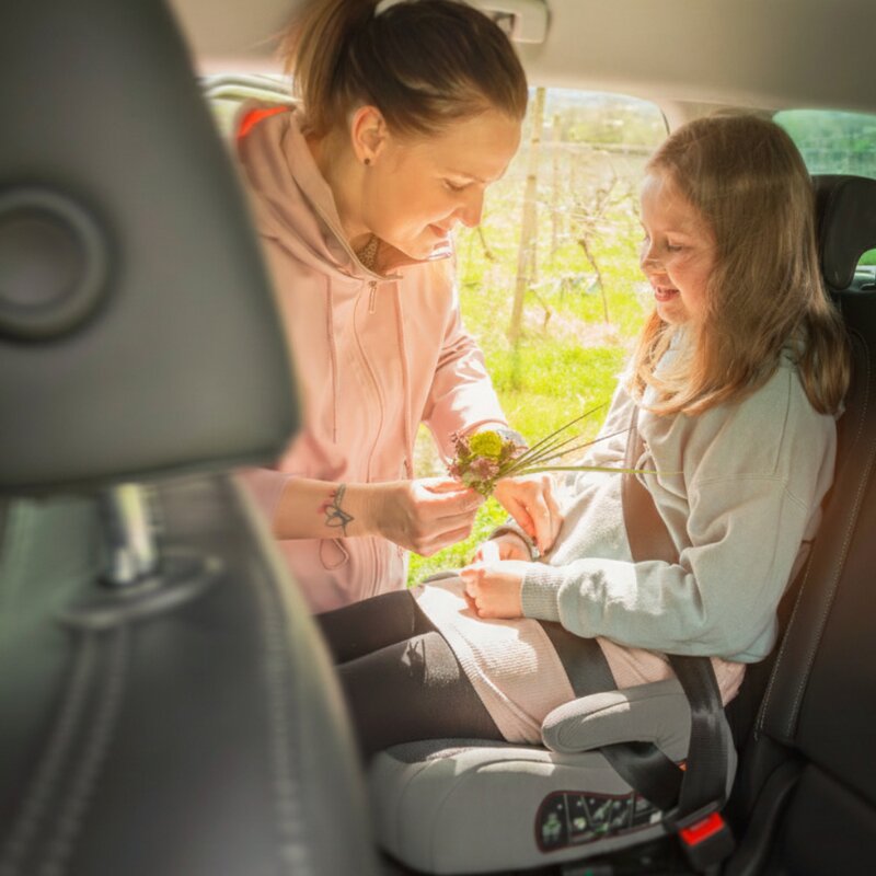 Inaltator auto, Petite&Mars, Optimus Pro, I-size, 125- 150 cm, 22-36 kg, Cu isofix, Forma ergonomica, Husa detasabila, Negru