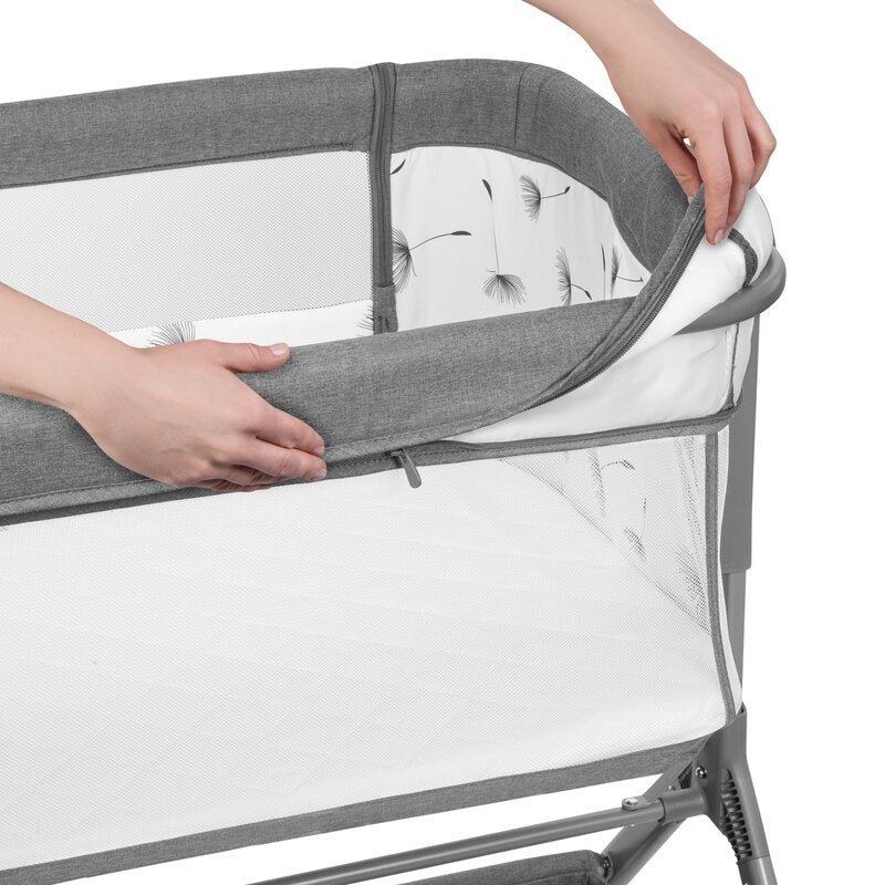Patut co-sleeper, Lionelo, Leonie, Plus, Pliabil, Cu sistem de leganare, Cu setare unghiulara, Reglabil in 6 pozitii pe inaltime, Conform cu standardele europeane de securitate EN1130 si EN16890, Gri
