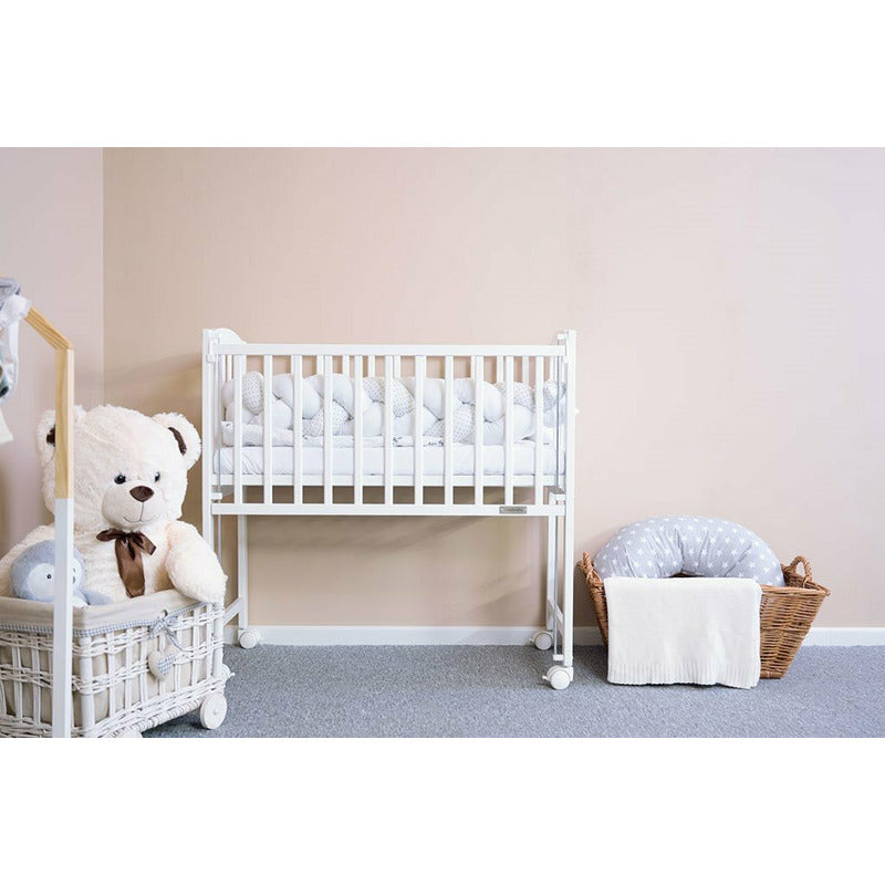 Patut din lemn bebe, 90x40 cm, Cu laterala culisanta, Cu roti, Certificat lemn FSC, Conform cu standardele de siguranta EN 716-1:2008, EN 716-2:2008, White, New Baby, Mateo