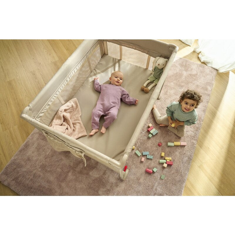 Patut pliant, Lionelo, Laura, 102 x 74 cm, Cu doua nivele, Functie de tarc, Cu roti, Include salteluta si geanta de transport, Pereti din plasa, Deschidere laterala, Pana la 15 kg, 0 luni +, Negru