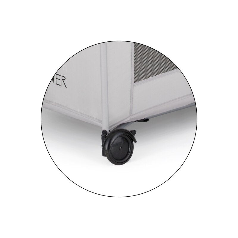 Patut pliant, Petite&Mars, Koot, 120 x 60 cm, Cu roti, Functie de tarc, Pliere compacta, Include geanta de transport, Intrare laterala cu fermoar, Pereti din plasa, Pana la 15 kg, 0-30 luni, Gri