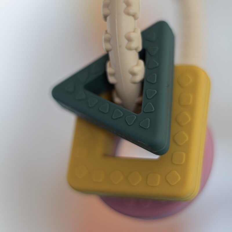 Jucarie dentitie, Petite&Mars, Include 3 forme geometrice, Moale, Cu diverse texturi, Silicon, Fara BPA, 0 luni+, Multicolor