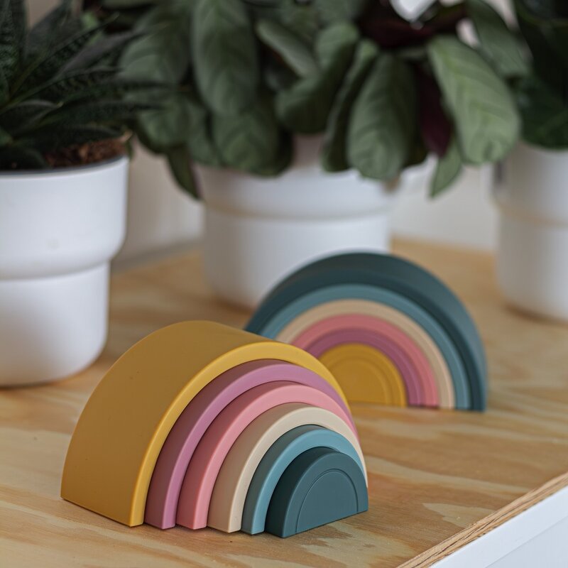 Jucarie pentru stivuire, Petite&Mars, Curcubeu, 14x7.5x5 cm, Silicon, Fara BPA, 6 piese, 12 luni+, Galben