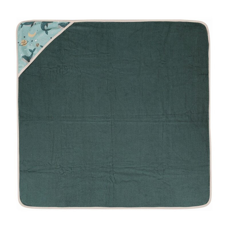 Prosop cu gluga, Petite&Mars, Loulou, Mare, 100 x 100 cm, 70% bambus, 30% bumbac, Certificare Oeko-Tex Standard 100, Hipoalergenic, respirabil si rezistent la mirosuri, Balene Verzi