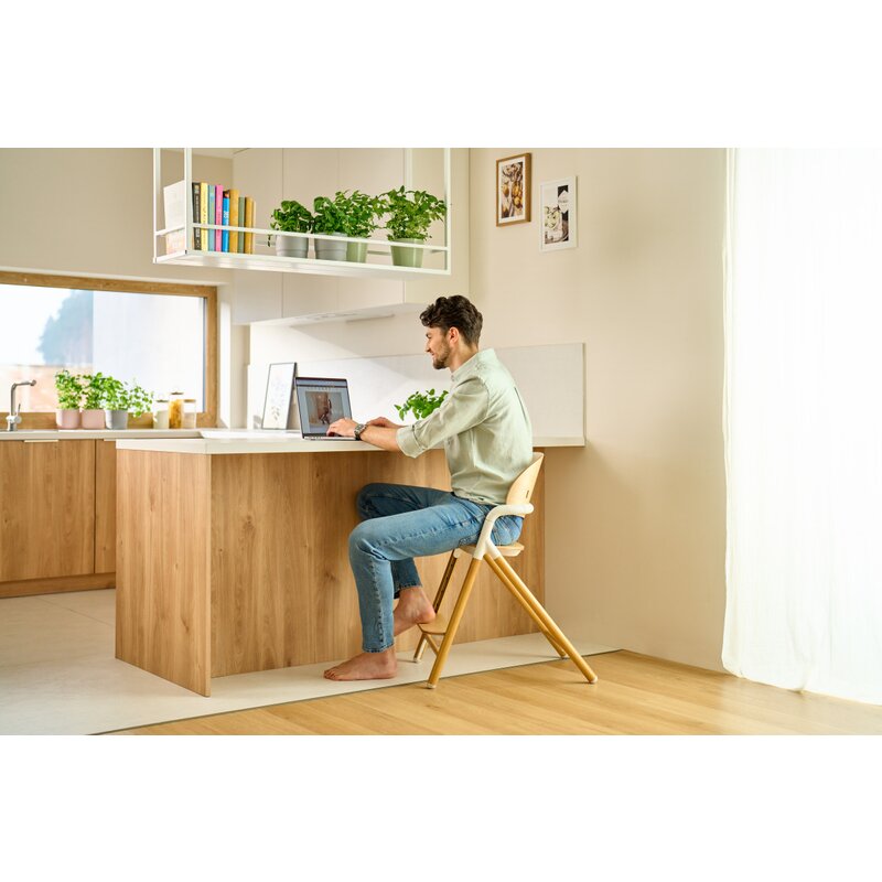 Scaun de masa multifunctional Celia, Lionelo, Din lemn de fag, 6 luni- adult, Reglabil pe inaltime, Spatar lat, Sezut ergonomic, Tavita silicon, Suport de picioare reglabil, Greutate maxima 90 Kg, Alb/Natural
