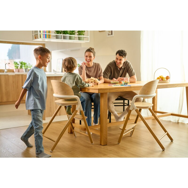 Scaun de masa multifunctional Celia, Lionelo, Din lemn de fag, 6 luni- adult, Reglabil pe inaltime, Spatar lat, Sezut ergonomic, Tavita silicon, Suport de picioare reglabil, Greutate maxima 90 Kg, Alb/Natural