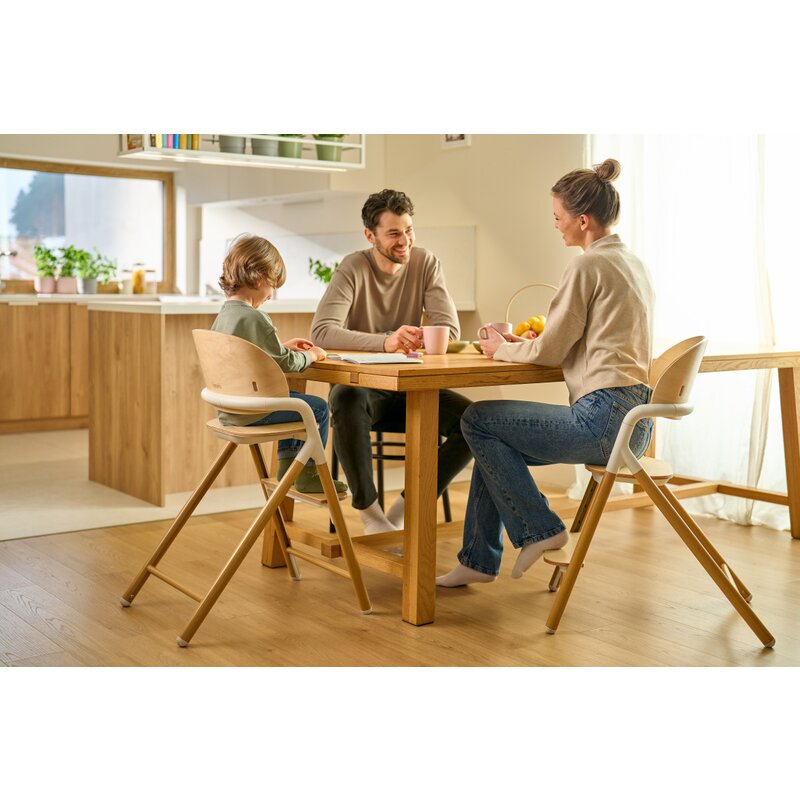 Scaun de masa multifunctional Celia, Lionelo, Din lemn de fag, 6 luni- adult, Reglabil pe inaltime, Spatar lat, Sezut ergonomic, Tavita silicon, Suport de picioare reglabil, Greutate maxima 90 Kg, Alb/Natural