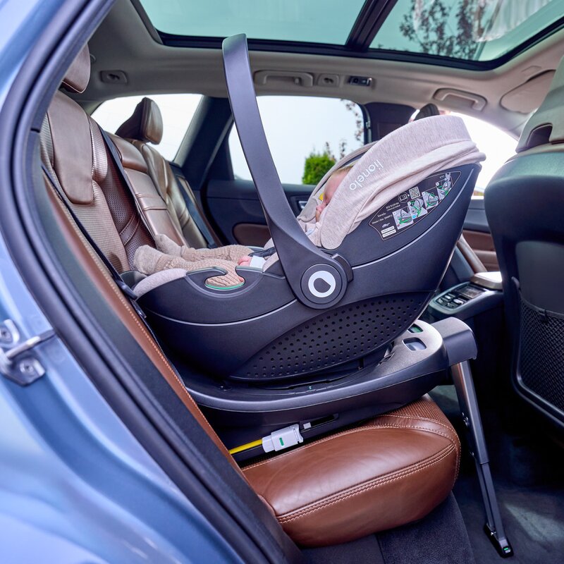 Scoica auto, Lionelo, Moxie, i-Size, Include baza rotativa 360 cu picior de fixare, 40-87 cm, Tetiera reglabila, intarita cu spuma de memorie, Carcasa ventilata, Din bambus, Protectie avansata, Conform R129, Negru